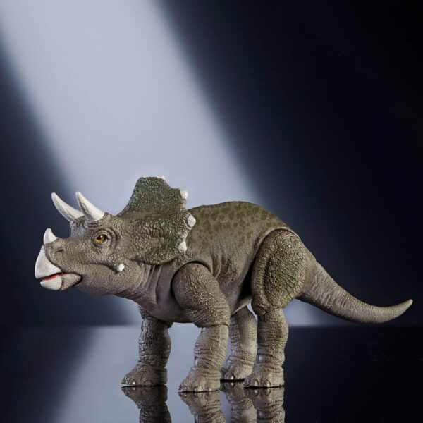 Jurassic World Hammond Collection Juvenile Triceratops action figure - Image 6