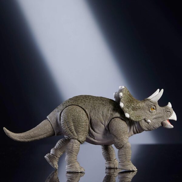 Jurassic World Hammond Collection Juvenile Triceratops action figure - Image 7